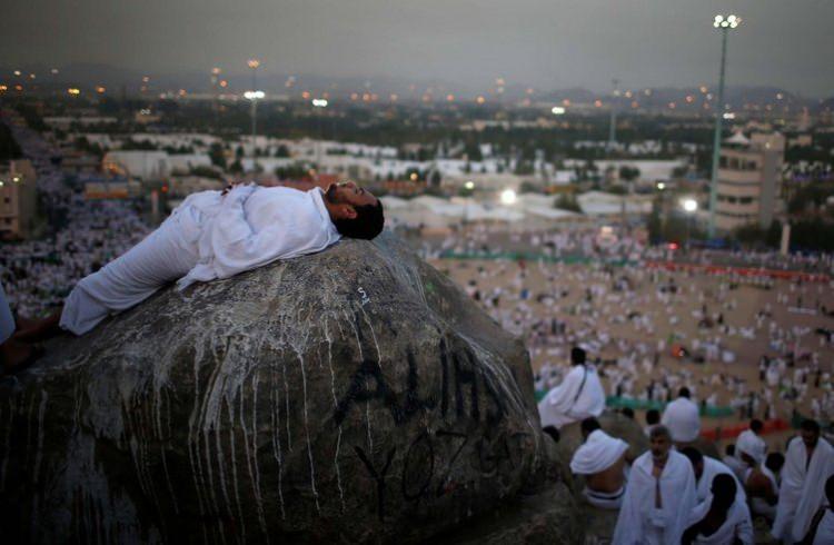 <p>Arafat'ta gün boyu "Lebbeyk Allahümme lebbeyk, la şerikeleke lebbeyk, innel hamde vennimete leke vel mülk la şerike lek" diyerek, telbiye getirecek hacılar, tesbih çekip dualar ettikten sonra yaya olarak yaklaşık 3 saat mesafedeki Müzdelife'ye geçecek.</p>
<p> </p>