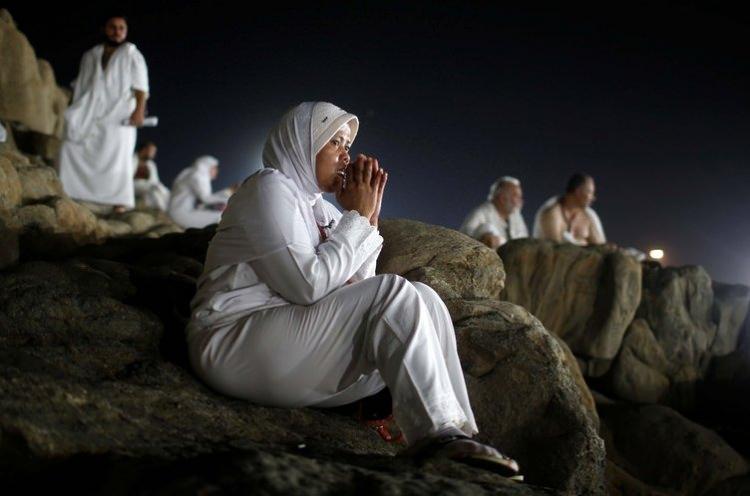 <p>Burada arefe gecesini geçirecek olan hacı adayları, Kurban Bayramının ilk günü ise güneş doğmadan şeytan taşlanan ve kurbanların kesileceği Mina'ya hareket edecek. </p>
<p> </p>