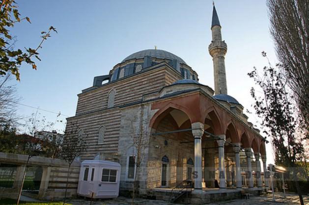 <p>HADIM İBRAHİM PAŞA CAMİİ: Hadım İbrahim Paşa Camii İstanbul'da Silivrikapı'da Cambaziye mahallesinde bir camidir. Caminin dış duvarları Silivrikapı caddesi boyunca uzanır. Avluya üç giriş kapısı vardır.</p>