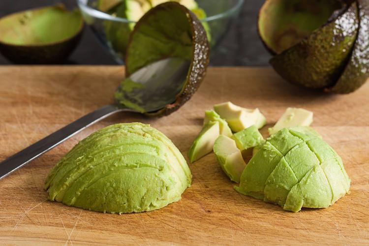 <p>Avokado kabuğu yeşil, yenen kısımları beyaz, iri çekirdekli bir meyvedir. </p>
