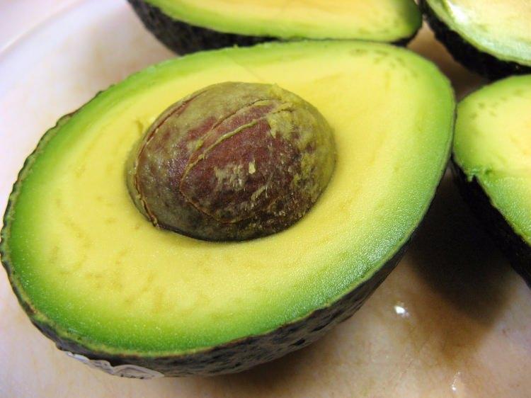 <p>Avokado, vücutta toksit maddeleri etkisiz hale getirerek, yaşlılığa yol açan zararlı maddeleri yok eder. </p>
