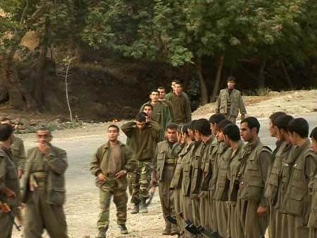 <p>Dağlıca'da kaçırılan Askerler Hakkarinin Daglica mevkinde PKK teror orgutu tarafindan kacirilan 8 askerin teslimi sirasinda cekilen fotograflar. 2009</p>
