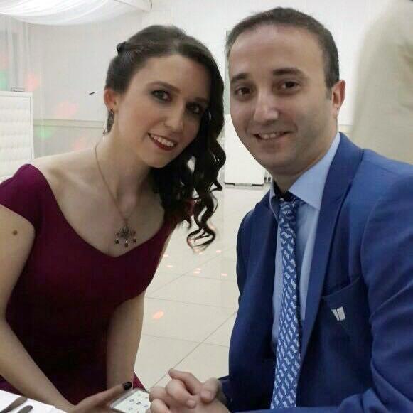 <p><span style="color:#FFFFFF"> Haznedaroğlu'nun havalimanında çalıştığını belirten kayınvalidesi, damadının mesai bitimi sonrası servis beklerken saldırının gerçekleştiğini söyledi.</span></p>
