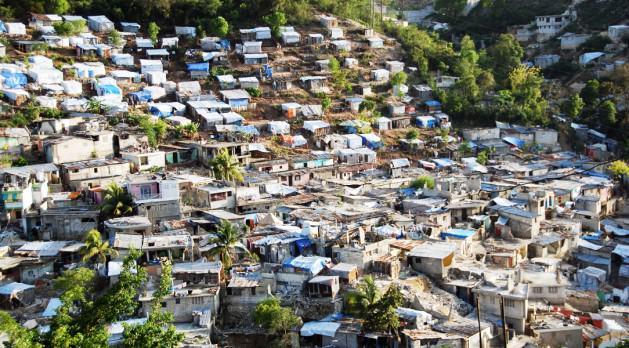 Karayipler'deki ada ülkelerinden Haiti de yoksulluğuna rağmen, kara para aklama faaliyetlerinden nasibini alıyor. Ülkedeki yargı sisteminin sorunları, başta uyuşturucu kaçakçılığı olmak üzere, bu tür faaliyetlere kapı aralarken, ülkede 60'ın üzerinde ruhsatsız kumarhane bulunduğu belirtiliyor.