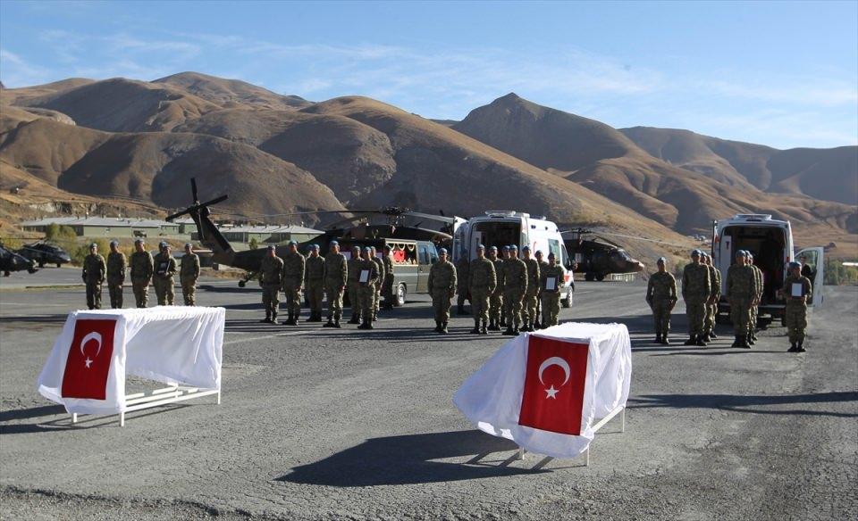 <p>Irak'ın kuzeyindeki Zap bölgesinde teröristlerin el yapımı patlayıcıyla gerçekleştirdiği saldırıda şehit olan 4 asker için Hakkari'de tören düzenlendi.</p>
<p></p>