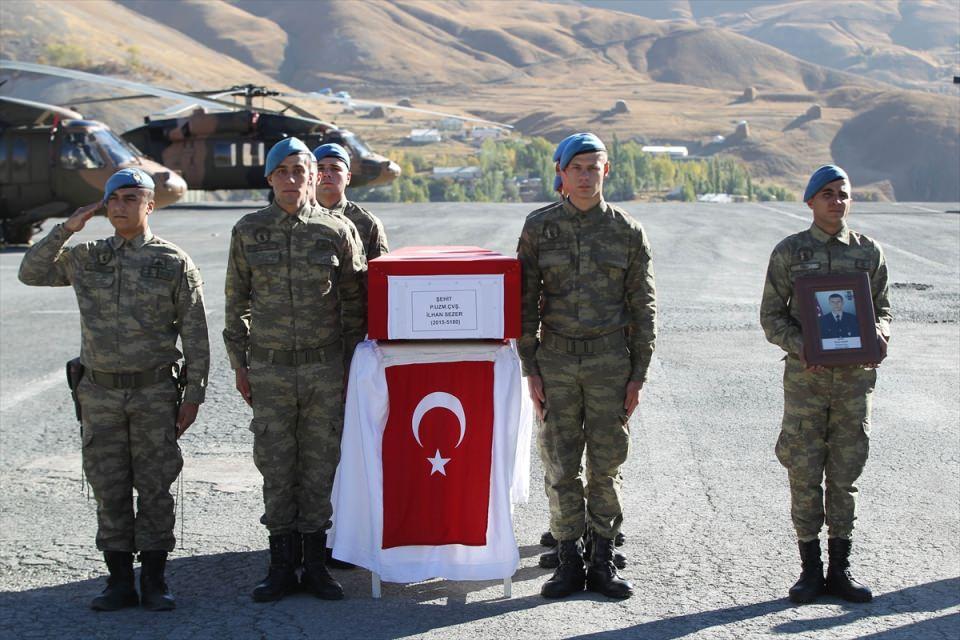<p>Dağ ve Komando Tugay Komutanlığındaki törende şehitler Piyade Uzman Çavuş İlhan Sezer, Piyade Uzman Çavuş Furkan Aydın, Piyade Uzman Çavuş Adem Gezer ve Piyade Uzman Çavuş Seçkin Arıkan'ın Türk bayrağına sarılı naaşları alana getirildi.</p>
<p> </p>