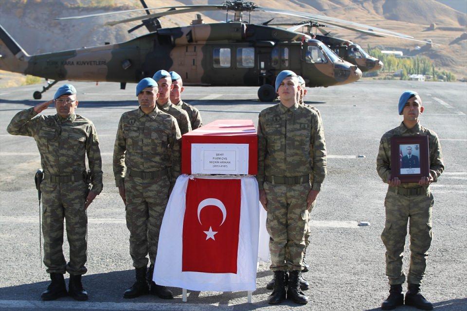 <p>Saygı duruşunda bulunulmasının ardından şehitlerin özgeçmişleri okundu, dua edildi.</p>
<p> </p>
