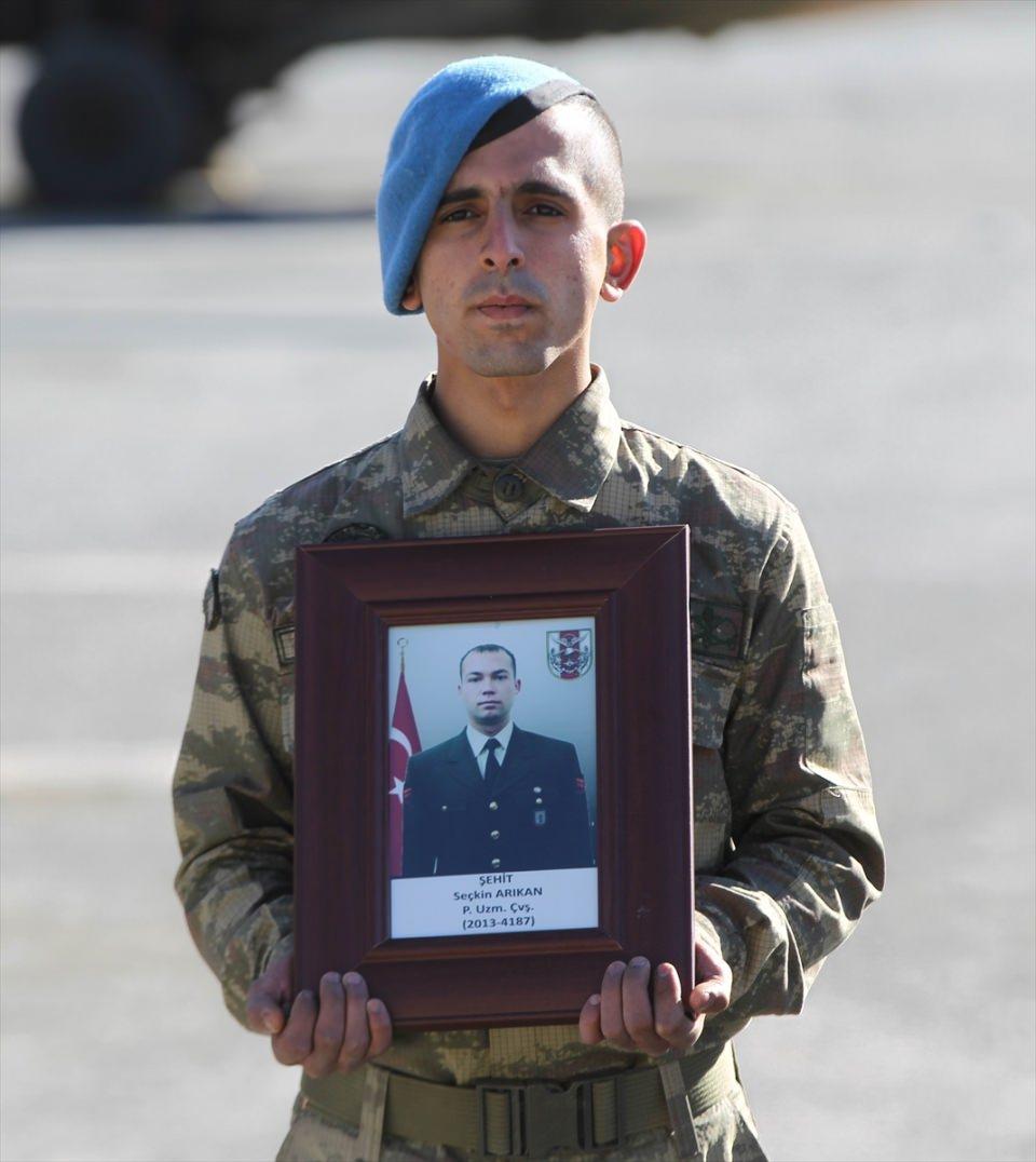 <p>Şehitler Sezer (Bolu), Aydın (Osmaniye), Gezer (Erzurum) ve Arıkan'ın (Eskişehir) cenazeleri memleketlerine uğurlanmak üzere helikopterle Van'a gönderildi. </p>
<p> </p>
