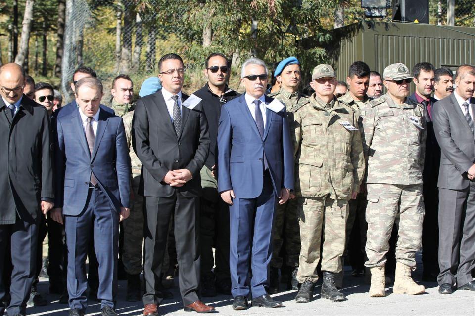 <p>Törene Vali Cüneyit Orhan Toprak, Van Jandarma Asayiş Kolordu Komutanı Korgeneral Salih Karataş, Yüksekova 3. Piyade Tümen Komutanı Tümgeneral Metin Tokel, Cumhuriyet Başsavcısı Mustafa Balık, Belediye Başkan Vekili Cüneyt Epcim, İl Jandarma Komutanı Tuğgeneral Ferdi Korkmaz, İl Emniyet Müdürü Süleyman Suvat Dilberoğlu, kamu kurum ve kuruluş amirleri, asker ve polisler katıldı.</p>
<p></p>