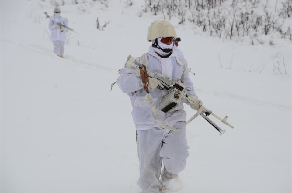 <p><strong>Bitlis'te komandolar kuş uçurtmuyor</strong></p>

<p>Bitlis'in Hizan ilçesinde de Mehmetçik, gece gündüz demeden operasyonlarına devam ediyor.</p>
