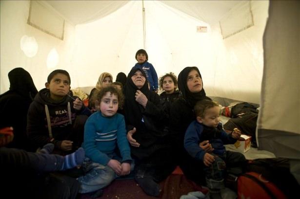 <p>Rusya ve Esed aldırılarından kaçan Suriyeliler, soğukta yürüyerek geldikleri Türkiye sınırında kurulan çadırlarda hayata tutunmaya çalışıyor</p>
