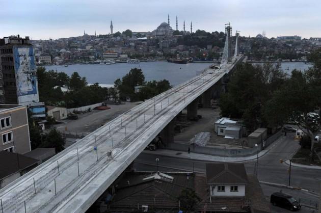 29 Ekim 2013’te açılması planlanan metro geçiş köprüsü ile Haliç’in iki yakası bir kez daha bir araya geliyor. 180 milyon TL’ye mal olan köprü ile İstanbul metrosu, Yenikapı Aktarma İstasyonu’na kesintisiz ulaşacak.