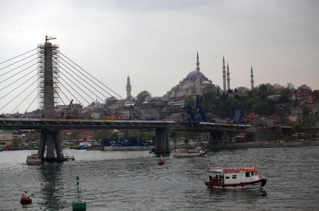 stanbul metrosunun önemli bağlantı noktalarından biri olan Haliç Metro Geçiş Köprüsü’nde çalışmalar tamamlanıyor. 180 milyon liraya mal olan köprü, Unkapanı ve Azapkapı’yı birbirine bağladı.