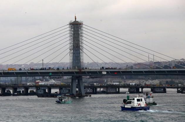 Zemini balçık olan köprüde herhangi bir çökme yaşanmaması için kule ayakları deniz tabanından 110 metre dibe kadar batırılıp sabitlendi. 180 milyon liraya mal olan köprünün Marmaray ile birlikte 29 Ekim’de açılması için hummalı bir çalışma devam ediyor.
