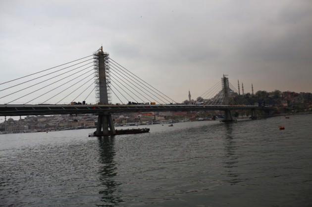 Yalova’da imal edilen 380 ile 450 ton arasında değişen ağırlığa sahip köprü ayaklarının montajı için özel olarak vinç getirildi. 800 ton taşıma kapasitesine sahip olan vinç, montajın tamamlanmasıyla birlikte sökülecek. Köprünün montajının tamamlanmasıyla birlikte elektrik-mekanik işlemleri, ray döşemesi ve aydınlatması işlerine geçilecek.