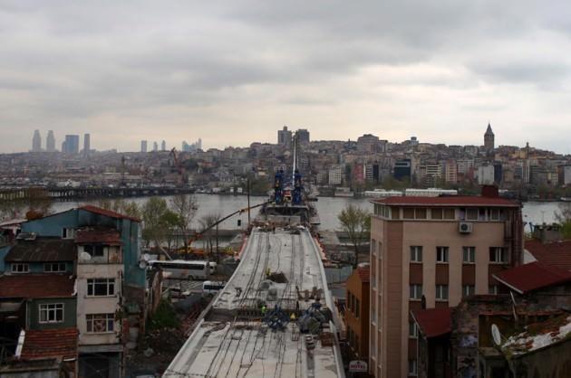 Taksim-Şişhane-Unkapanı- Şehzadebaşı-Yenikapı metro hattının önemli bir parçası olan Haliç metro geçişi, Azapkapı’da gün yüzüne çıkarak köprü ile Haliç’i geçtikten sonra Unkapanı’nda tekrar yer altına giriyor.