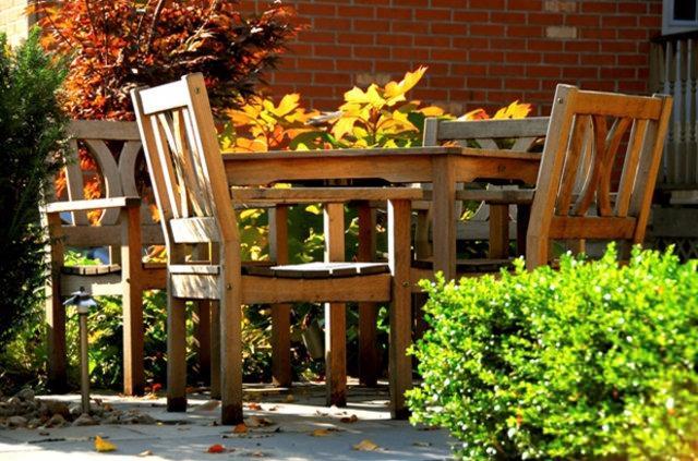 <p>Çamaşır suyu kullanmadan ahşap ve beton yüzeyleri bir kova suyun içine dökeceğiniz çamaşır deterjanıyla temizleyin. Genelde bahçe için geçerli olan bu temizlik tipinde bol su ve fırça kullanın. </p>