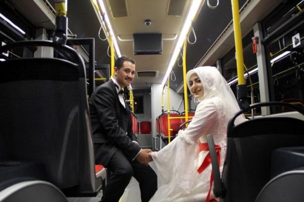 <p>Damat Koçoğlu, eşiyle üniversite okurken halk otobüsünde tanıştığını söyledi.</p>