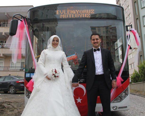 <p>Samsun'un Atakum ilçesinde Mehmet Koçoğlu ve Sibel Aslan, gelin arabası olarak, tanıştıkları halk otobüsünü seçti.</p>
