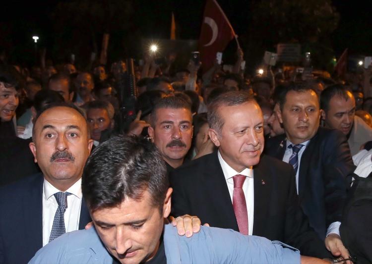 <p>Külliyeden çıkan Erdoğan'ı kapıda kalabalık bir vatandaş topluluğu karşıladı. Erdoğan, daha güçlü demokrasi adına nöbete devam eden vatandaşlarla tek tek tokalaştı.<br />
 </p>

