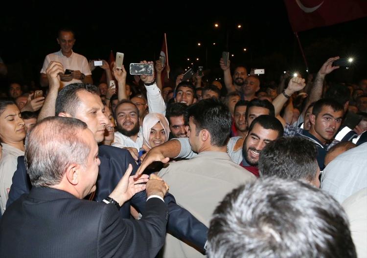 <p>Cumhurbaşkanlığı Basın Merkezinden paylaşılan görüntülere göre, Erdoğan, Cumhurbaşkanlığı Külliyesi etrafında nöbeti devam ettiren vatandaşlarla bir araya geldi.</p>

<p> </p>

<p> </p>
