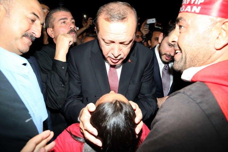 <p><br />
Erdoğan'ın halkla buluşması, vatandaşlarca da cep telefonlarıyla görüntülendi.</p>

