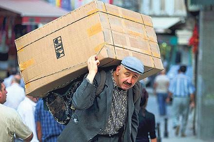 '3. Yargı Paketi' yasalaştı (2)  Ekonomik faaliyetini bedeni çalışmasıyla sürdüren borçlunun mesleğini sürdürebilmesi için gerekli olan her türlü eşya, aile bireyleri için lüzumlu eşya, borçlunun haline münasip evi ve öğrenci bursları haczedilemeyecek. Yargı Hizmetlerinin Etkinleştirilmesi Amacıyla Bazı Kanunlarda Değişiklik Yapılması ve Basın Yoluyla İlişkin Deva Cezaların Ertelenmesi Hakkında Kanuna göre, her icra dairesinde Adalet Bakanlığı'nca atanacak bir icra müdürü, yeteri kadar icra müdür yardımcısı, icra katibi ile adli yargı ilk derece mahkemesi adalet komisyonları tarafından görevlendirilecek mübaşir ve hizmetli bulunacak. İcra müdür ve icra müdür yardımcıları, Adalet Bakanlığı'nca yaptırılacak yazılı ve sözlü sınav sonucuna göre atanacak. İcra katipleri arasından bakanlıkça gerçekleştirilecek sözlü sınav sonucuna göre de icra müdür veya icra müdür yardımcılığı kadrolarına atama yapılabilecek. İcra müdürü, icra müdür yardımcısı veya icra katibinin herhangi bir nedenden dolayı yokluğu durumunda görev ve yetkileri, adli yargı ilk derece mahkemesi adalet komisyonu tarafından görevlendirilecek yazı işleri müdürü veya zabıt katibi tarafından yerine getirilecek. İcra ve iflas dairelerince verilen kararlar gerekçeli olarak tutanaklara yazılacak. İcra ve iflas dairelerince yapılacak her türlü icra ve iflas iş ve işlemlerinde Ulusal Yargı Ağı Bilişim Sistemi (UYAP) kullanılacak; her türlü veri, bilgi, belge ve karar, UYAP vasıtasıyla işlenecek, kaydedilecek ve saklanacak.