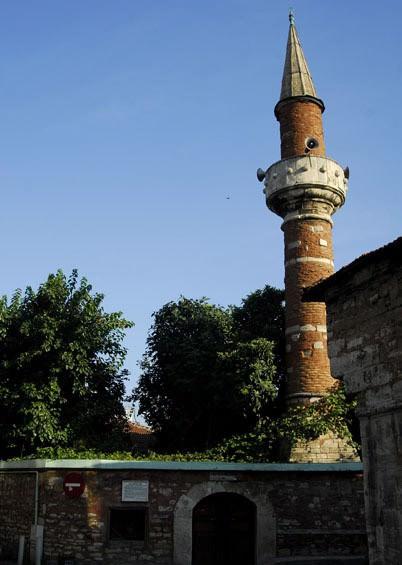 <p>HAMAMİ HATUN CAMİİ: Hamami Hatun Camii İstanbul'un Samatya semtinde Sancaktar Hayrettin mahallesinde yapılmış bu cami Fatma Hatun tarafından Mimar Sinan'a yaptırılmış, 1933'de yıkılmıştır.</p>