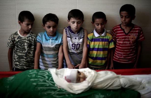 <p>İsrail saldırılarında şehit olan Hamas liderinin eşi ve çocukları toprağa verildi.</p>
