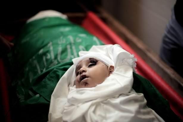 <p>İsrail’in bugün Gazze Şeridi’ne düzenlediği hava saldırısında ölen Hamas’ın askeri kanadının lideri Muhammed Deif’in eşi ve çocukları yüzlerce kişinin katılımıyla toprağa verildi.</p>
