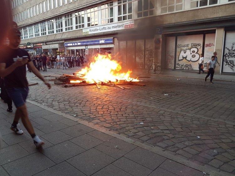 <p>Almanya'nın Hamburg kentinde G-20 karşıtı protestolara polis sert şekilde müdahale ediyor.</p>

