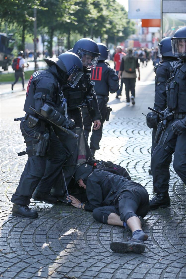 <p>Polis göstericilere sert müdahalede bulunuyor...</p>
