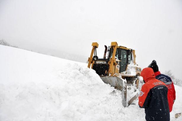 <p>4 metreyi bulan kar yığınlarına bata &ccedil;ıka ve birbirlerine halatla bağlanarak &ccedil;adıra ulaşan AFAD ve UMKE ekipleri, termal battaniyelere sardıkları gen&ccedil; kadını kızaklarla &ccedil;ekerek paletli ambulansa kadar taşıdı. Nefes kesen kurtarma operasyonuna helikopter de katıldı.</p>
