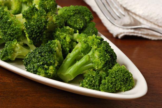 <p><strong>1. Brokoli </strong></p>

<p><strong> </strong>Bol miktarda C vitamini, kalsiyum ve folik asit içeren brokoli, aynı zamanda lif açısından çok zengin ve hastalıklarla savaşmaya yarayan antioksidantlara da sahip.</p>
