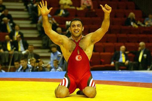 2000 SİDNEY  OLİMPİYAT OYUNLARI Hamza Yerlikaya    (85-Grekoromen)    Altın Adem Bereket    (76-Serbest)    Bronz 
