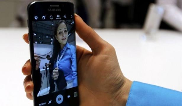 <p><strong>ÖN KAMERADA ÖLÇÜ AÇI</strong><br />
Selfie savaşının yaşandığı ön kamerada ise asıl ölçü açı. Çekilen fotoğraflar hemen sosyal medyada paylaşıldığı için boyutlarının küçük olması gerekiyor bu da bilinçli olarak kalitenin düşük tutulması anlamına geliyor.</p>
