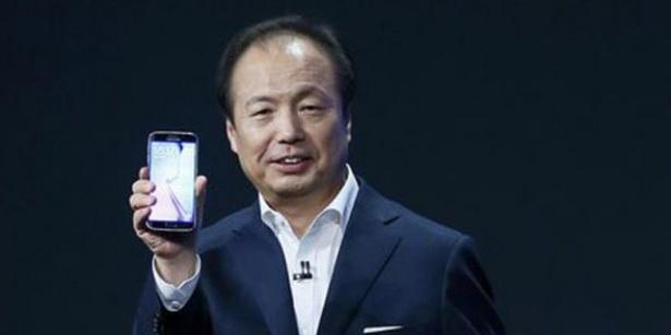 <p>Etkinliğin başlangıcında kısa bir konuşma yapan Shin, hazırlanan video sonrasında yanında getirdiği Samsung Galaxy S6 ve Samsung Galaxy S6 Edge ile birlikte hemen teknik özellikleri anlatmaya başladı.</p>

<p> </p>
