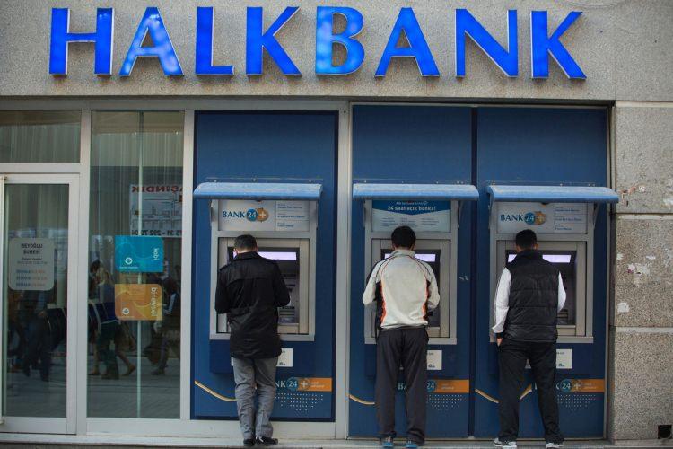 <p>Halkbank ev sahibi olmak isteyenlere yüzde 0,80’den başlayan avantajlı faiz oranlarıyla yeni bir konut kredisi paketi sunduğunu duyurdu. Banka, müşterilerine 1-24 ay için yüzde 0,80, 25-48 ay için yüzde 0,89, 49-60 ay için yüzde 0,90 ve 61-120 ay için yüzde 0,95 gibi avantajlı faiz oranları sunan Halkbank’ın yeni konut kredisi paketi, yeni satın alınacak konutlar için kullanılacak olup kredi üst sınırı 1 milyon TL olarak belirledi. </p>
