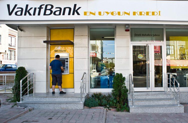 <p>Bireysel kredifaiz oranlarında da indirime giden banka, bin-10 bin lira arası ihtiyaç kredilerinde faiz oranını yüzde 1,26’dan yüzde 1,17’ye, 10 bin-50 bin lira arasında ise yüzde 1,26’dan yüzde 1,15’e düşürdü. Taşıt kredilerinde yüzde 1,15 olan faiz oranını yüzde 1,10’a çeken Vakıfbank, konut kredisi faizlerinde de önceki aylarda indirime gitmişti.</p>
