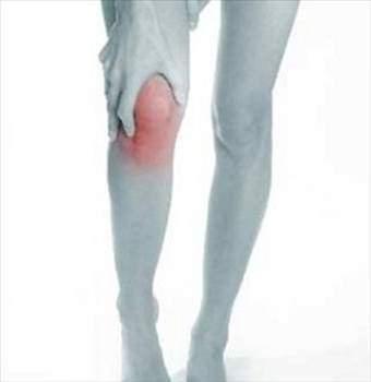 <p><strong>MENİSKÜS YIRTIĞI: </strong>Menisküs dokusu, ani dönme hareketleri başta olmak üzere, dizdeki travmalar sonucu yırtılabilmektedir. Bu tahribat daha çok sporcularda görüldüğü için menisküs yırtığı bir sporcu hastalığı olarak görülmektedir. Ancak menisküs rahatsızlıkları sadece sporcularda değil, dizini herhangi bir şekilde zorlamış hemen hemen herkeste görülebilir.</p>
