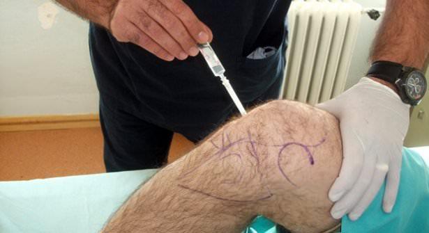 <p><strong>HASTALIĞIN BELİRTİLERİ: </strong></p>

<p>Hastalık, kendini, yürümede zorluklar, dizde genel bir ağrı olarak göstermektedir. Ağrı ve şişlik, eklemin hareket açıklığında azalma, diz içinde sıvı birikmesi, dizde sıvı akışı hissi.</p>

<p> </p>
