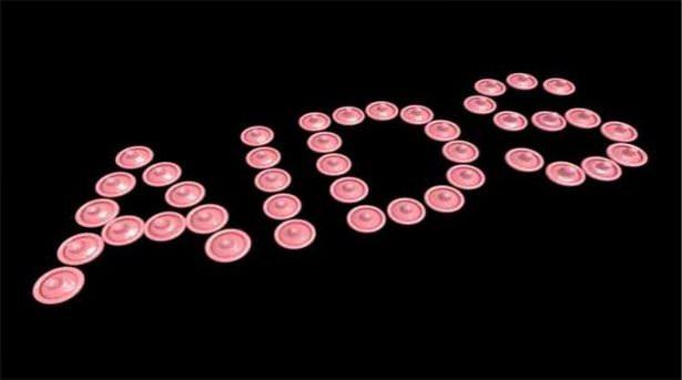 <p><strong>HASTALIĞIN BELİRTİLERİ: </strong>Fiziksel ve zihinsel aktiviteleri etkileyen, sebebi açıklanamayan aşırı bir yorgunluk, zayıflama yada diyet gibi herhangi bir aktivite söz konusu olmadan iki aydan kısa bir sürede 7-10 kilo kaybı, birkaç haftanın sonunda ateşin açıklanamayacak bir şekilde 39 derecenin üstüne çıkması, uyku sırasında kişinin üstünü sırılsıklam edecek derecede terleme, sebebi bilinmeyen bir şekilde vücuttaki salgı bezlerinin kabarması, dilin üzerinde ve ağız içinde beyaz noktalar yada lekelerin oluşması, ısrarla devam eden ishal, herhangi bir solunum enfeksiyonuyla meydana gelen ve çok uzun süren kuru öksürük, özellikle öksürükle birlikte oluşan nefes darlığı, deri üstünde ya da altında oluşan kat kat, yada yükselen bir şekilde leke ve şişliklerin meydana gelmesi. Başlangıçta çürükmüş gibi algılanabilir fakat bunlar zamanla kaybolmazlar ve genellikle etraflarındaki derilerden çok daha serttirler.</p>
