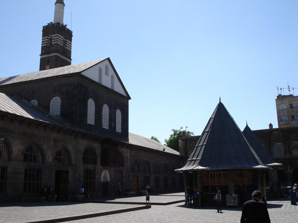 <p>Diyarbakır</p>

<p>260 Öğretmen</p>

<p><a href="http://www.haber7.com/foto-galeri/40159-iste-kamuda-ihrac-edilenlerin-tam-listesi/p1" target="_blank"><strong><span style="color:rgb(255, 215, 0)">İŞTE İHRAÇ EDİLENLERİN TAM LİSTESİ</span></strong></a></p>
