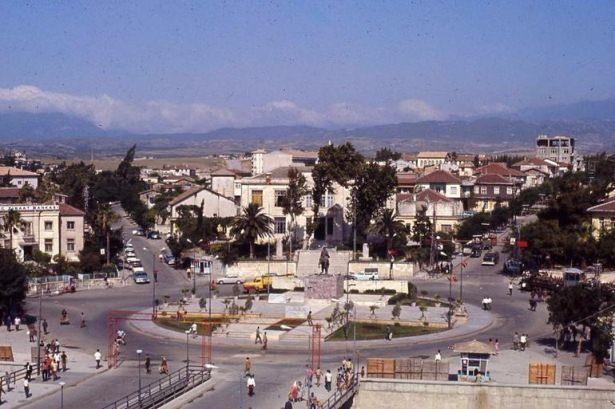 <p>Hatay</p>

<p>546 Öğretmen</p>

<p><a href="http://www.haber7.com/foto-galeri/40159-iste-kamuda-ihrac-edilenlerin-tam-listesi/p1" target="_blank"><strong><span style="color:rgb(255, 215, 0)">İŞTE İHRAÇ EDİLENLERİN TAM LİSTESİ</span></strong></a></p>
