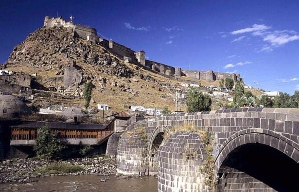 <p>Kars</p>

<p>53 Öğretmen</p>

<p><a href="http://www.haber7.com/foto-galeri/40159-iste-kamuda-ihrac-edilenlerin-tam-listesi/p1" target="_blank"><strong><span style="color:rgb(255, 215, 0)">İŞTE İHRAÇ EDİLENLERİN TAM LİSTESİ</span></strong></a></p>

