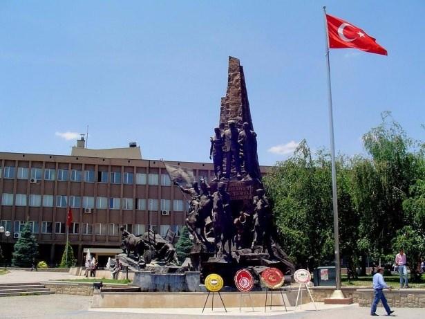 <p>Uşak</p>

<p>277 Öğretmen</p>

<p><a href="http://www.haber7.com/foto-galeri/40159-iste-kamuda-ihrac-edilenlerin-tam-listesi/p1" target="_blank"><strong><span style="color:rgb(255, 215, 0)">İŞTE İHRAÇ EDİLENLERİN TAM LİSTESİ</span></strong></a></p>
