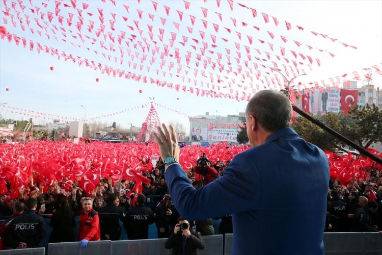 <p>Gaziantep 15 Temmuz Demokrasi Meydanı’nda toplu açılış töreninde konuşan Cumhurbaşkanı Recep Tayyip Erdoğan, bazı yerlerde sıkıntı varken, Gaziantep’teki fabrikalar ve işyerlerinin ‘harıl harıl’ çalıştığına dikkat çekti. </p>

