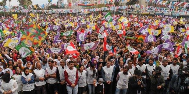 <p>Genel başkanları tutuklu olan Halkların Demokrasi Partisi (HDP) de "hayır" için kampanya düzenleyecek.</p>

<p> </p>
