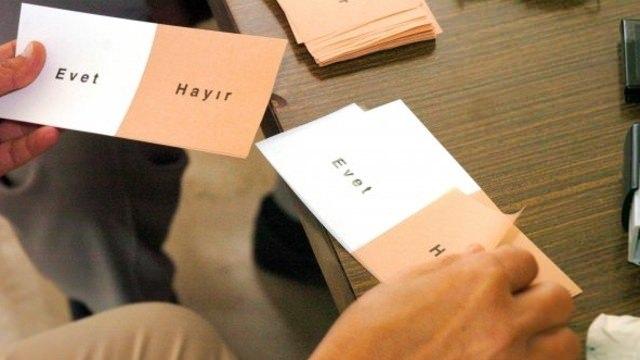 <p>Anketlerde genç seçmenlere sorulan "Referandumun sonucu ne olur?” sorusuna katılımcıların yüzde 56'sı "Evet çıkar”, yüzde 31'i ise "Hayır çıkar” yanıtını verdi.</p>
