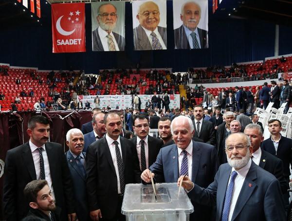 <p>"Hayır" oyu vereceklerini açıklayan Saadet Partisi (SP) Genel Başkanı Temel Karamollaoğlu, "Yeni kamplaşmalara sebep verecek noktalara gelmesini arzu etmiyorum. Bunun bir kampanyayla gerginlik ortamı oluşturmasını veya artmasını arzu etmiyoruz" dedi ancak tabanda EVET oyu vereceğini söyleyen önemli bir kitle bulunuyor.</p>
